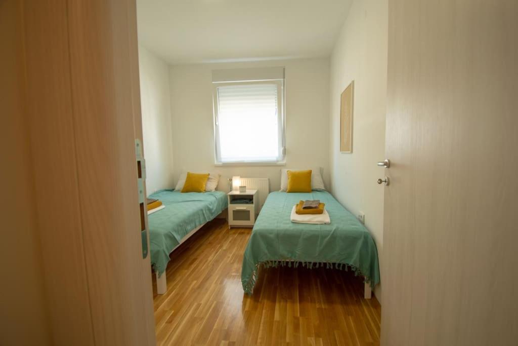 White Fields-Central 2-Bdrm Apartment With Parking Νόβι Σαντ Εξωτερικό φωτογραφία