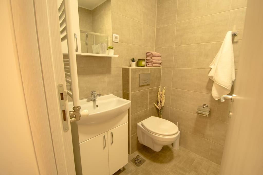 White Fields-Central 2-Bdrm Apartment With Parking Νόβι Σαντ Εξωτερικό φωτογραφία
