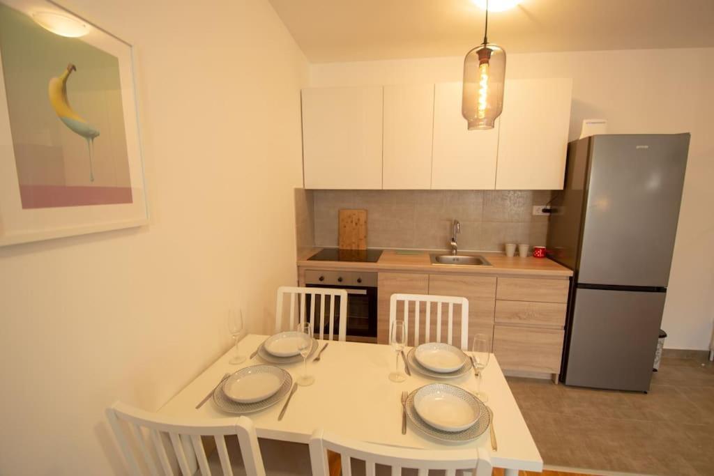 White Fields-Central 2-Bdrm Apartment With Parking Νόβι Σαντ Εξωτερικό φωτογραφία