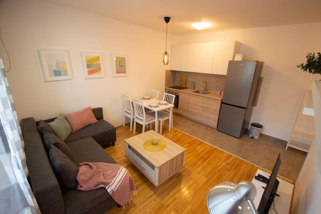 White Fields-Central 2-Bdrm Apartment With Parking Νόβι Σαντ Εξωτερικό φωτογραφία